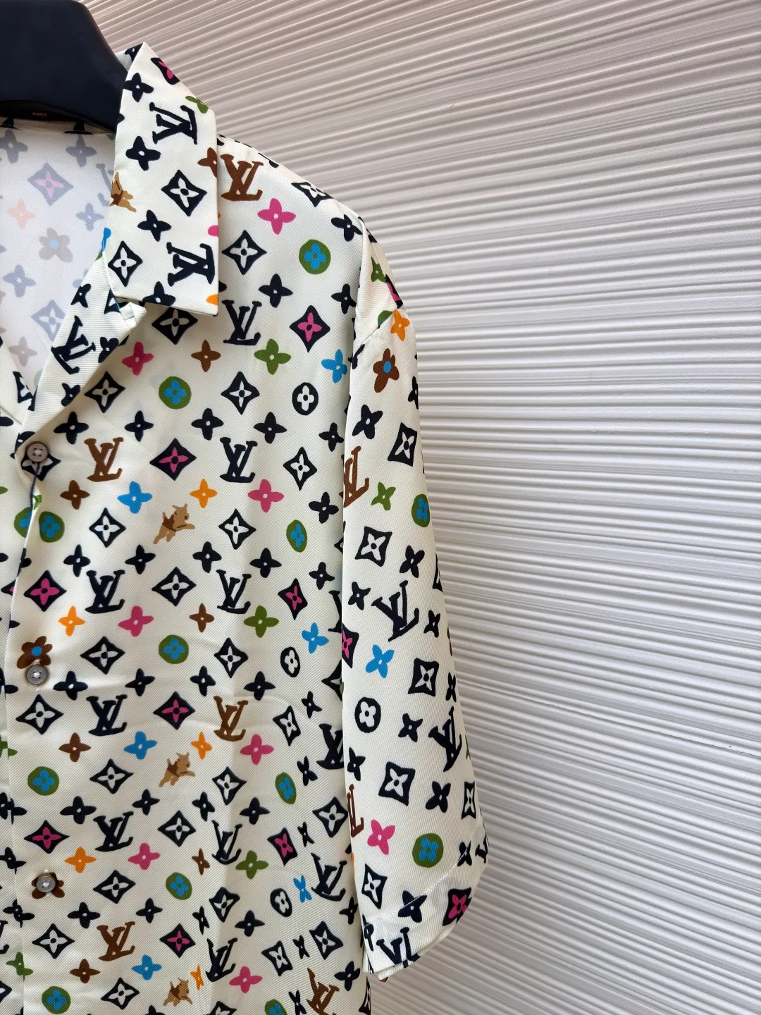 LOUIS VUITTON Tyler co-branded printed shirt ●Original version: Purchased and developed for 14600 ●Item number: 1681497-A85 ●Fabric: Tencel double-sided twill satin fabric ●Technology: Printing ●Color: Color ●Version: Fitted version ●Weight: about 240 grams ●Size: XS-S-M-L ●Description: The fabric is made of Tencel double-sided twill satin, active digital direct printing technology, imported environmentally friendly biodegradable penetrating ink printing, Y-plate pattern design is scanned, high-definition detailed drawings are drawn with hand-made electronic pens, and the letter edge color penetration effects are all available. The pattern is cut from a piece of cloth, the front panel is restored, and all the letters on the front and back cuffs are positioned as the starting position. Positioning letters are taken from both sides of the collar corner. Bronze material hand-stitched buttons are molded and inlaid with natural shells and white butterfly engraved buttons on the inside. The overall wiring is straight and delicate, the fabric is comfortable and soft, and the color is consistent without color difference. It can be matched with the same style to create a fashionable look and control various occasions. Customized accessories, complete with three standards, same style for men and women!